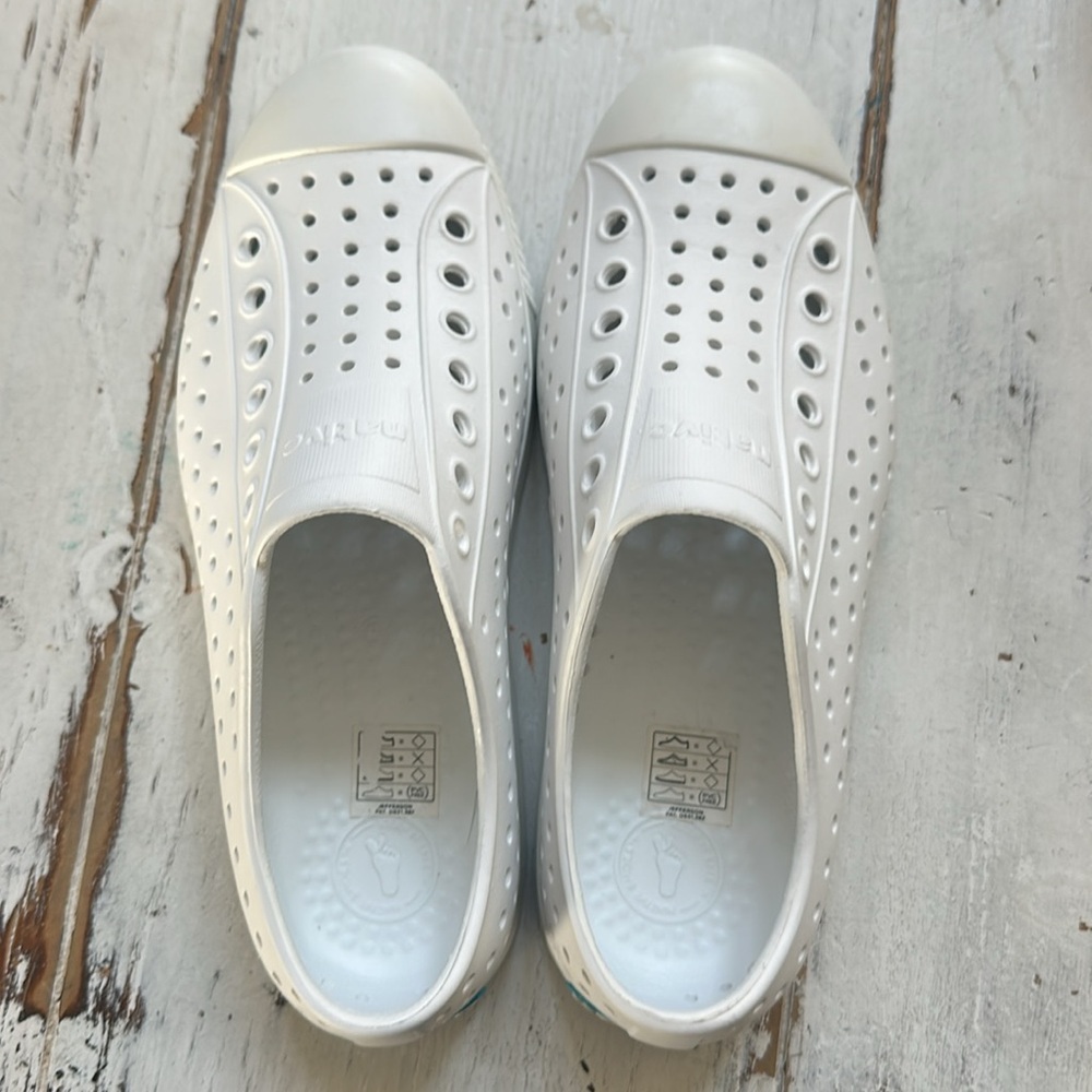 Native Shoes,‎ Jefferson , White, Size J6 (Juniors 6) - Picture 3 of 7